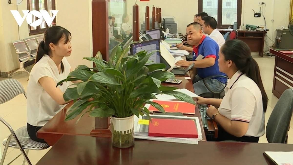 Citizens complete administrative procedures at the Public Administrative Service Centre in Trung Khanh commune, Cao Bang province