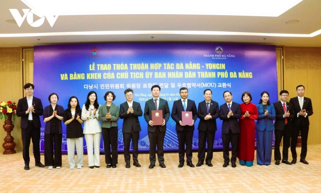 The ceremony to present the Da Nang-Yongin cooperation agreement