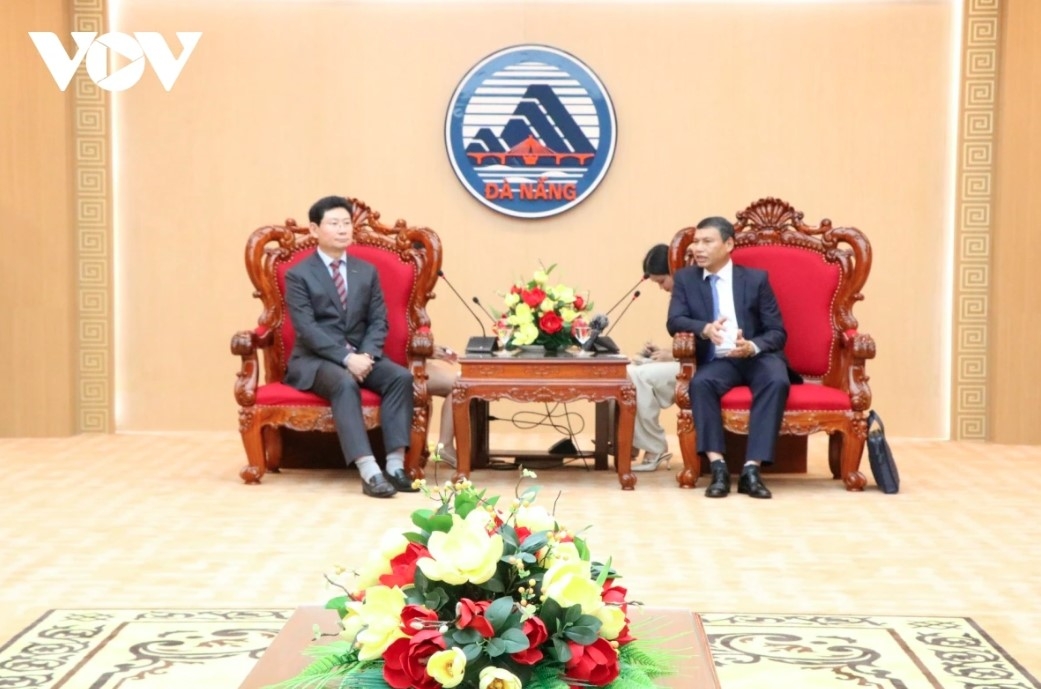 Vice Chairman of the Da Nang City People’s Committee Ho Ky Minh, (right), receives Lee Sang-Il, Mayor of Yongin city, Gyeonggi province