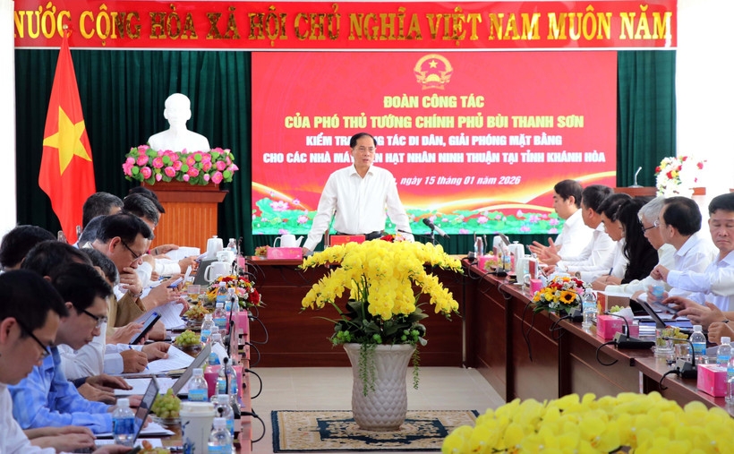 Deputy Prime Minister Bui Thanh Son speaks at the meeting with Khanh Hoa’s key leaders (Photo: VNA)