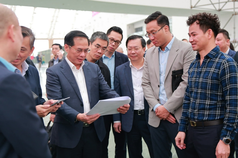 Deputy Prime Minister Bui Thanh Son inspects progress in preparations for the upcoming first Glorious Spring Fair 2026 in Hanoi.