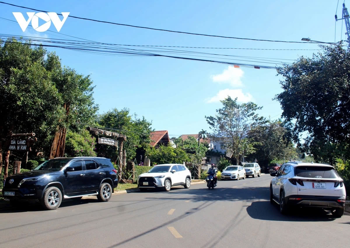 Warm, clear weather draws crowds to community tourism sites in western Dak Lak during the 2026 New Year holiday