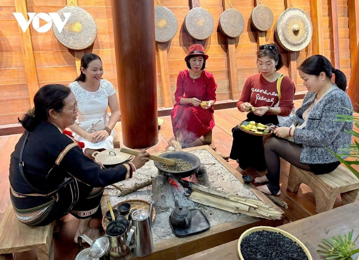 Dak Lak Museum hosts cultural activities in an E De longhouse, recreating traditional daily life around the hearth and local food preparation.