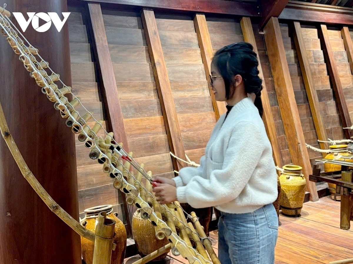 Visitors take part in wood-fire coffee roasting, sample naturally roasted coffee and traditional dishes, and try bamboo and rattan musical instruments