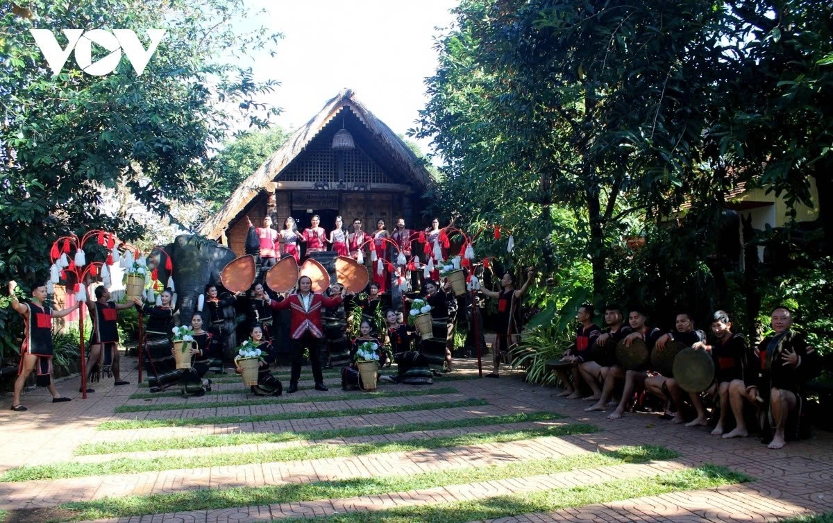Local residents stage traditional performances, featuring lively gong music, to welcome visitors.