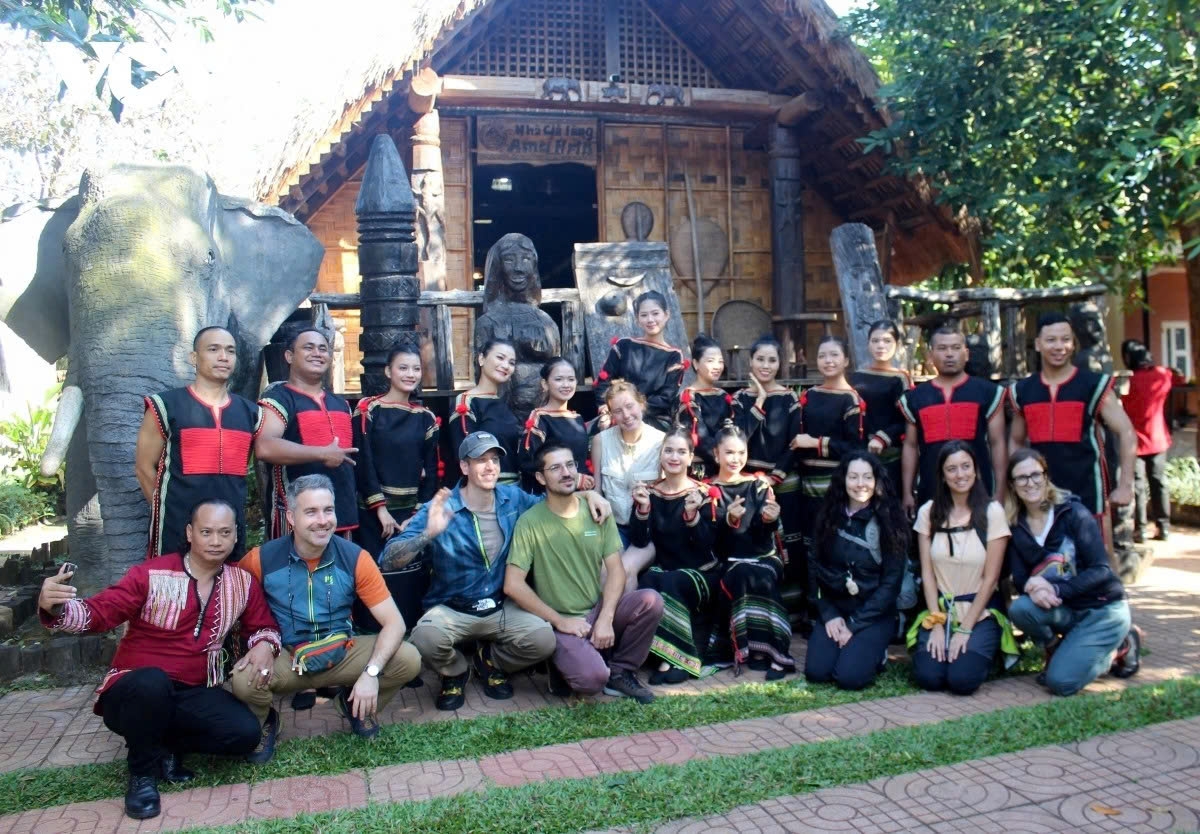 Visitors enjoy the traditional cultural setting and local hospitality, taking photos with artisans