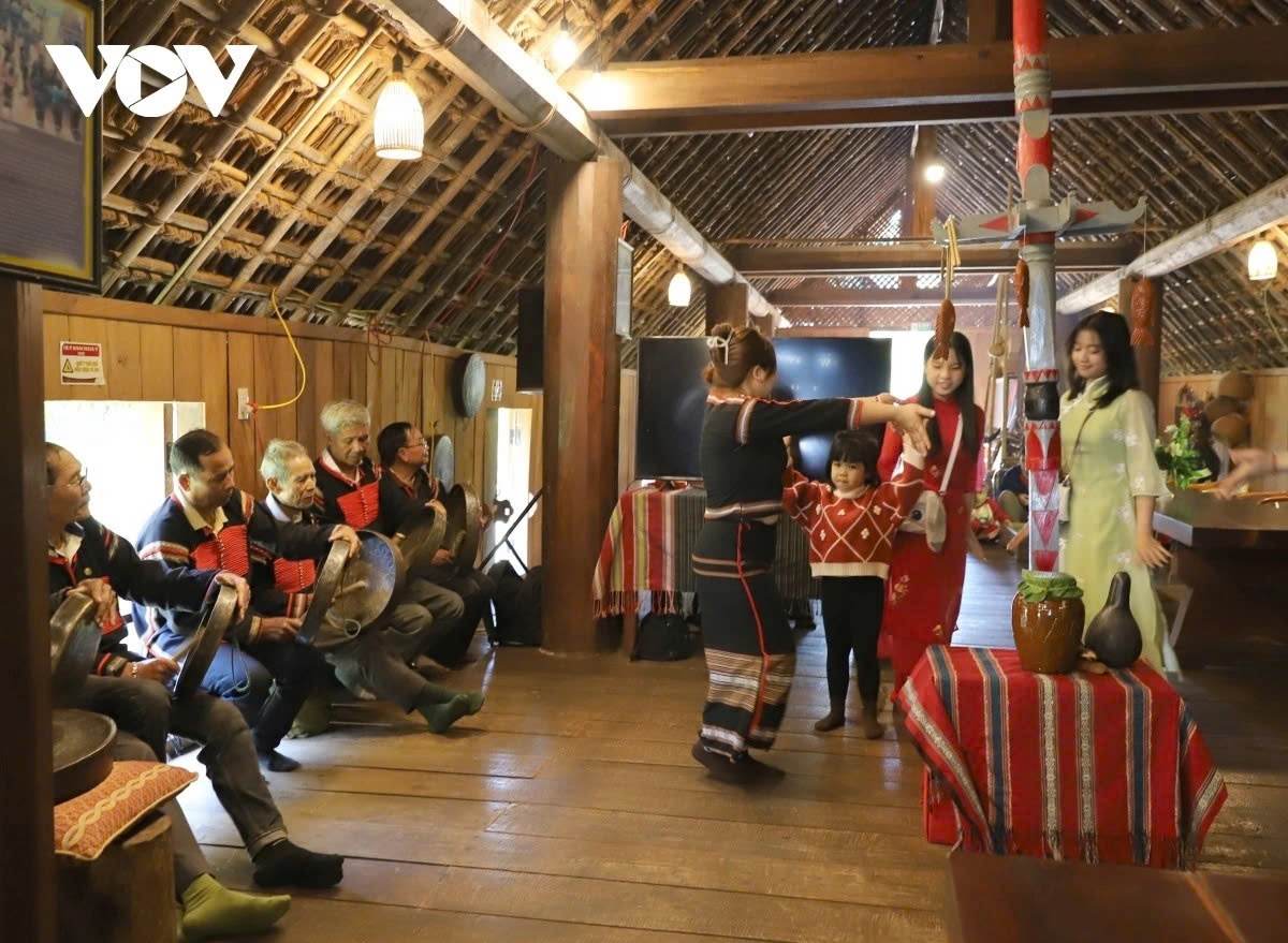 Free cultural activities allow visitors and local residents to join gong performances and xoang dances 
around a neu pole (a tall bamboo tree with red material strips used to ward off evil spirits during New Year)