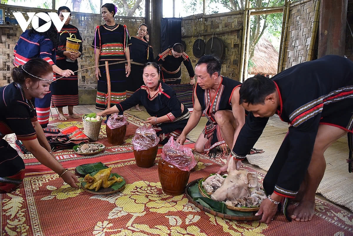 In the traditional customs of ethnic groups in Vietnam’s Central Highlands, a wedding is not only a private affair between two families but also a celebration for the entire village.