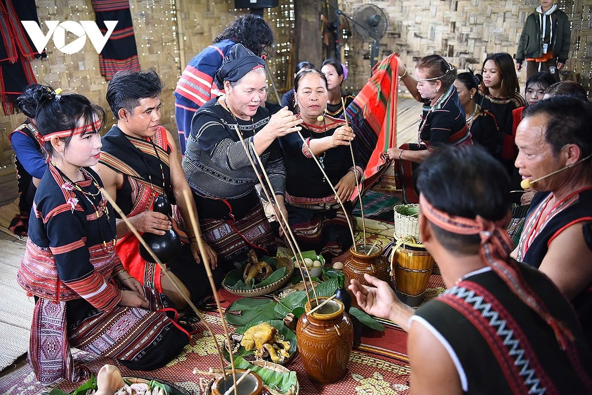 The bride and groom invite their parents and relatives to drink wine to express respect and gratitude, and perform a thanksgiving ritual to their parents.