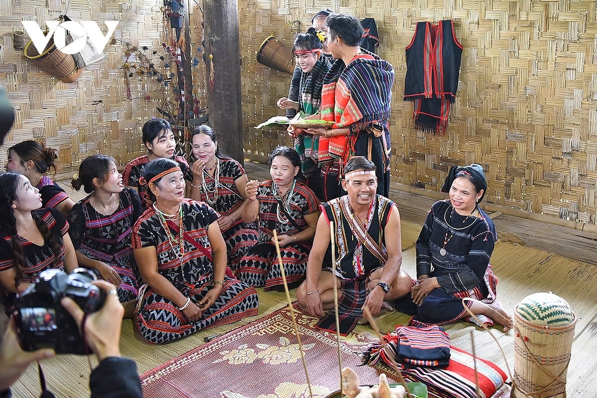 The bride and the groom invite guests to taste food as a way to show sincere thanks to people who attend their wedding.