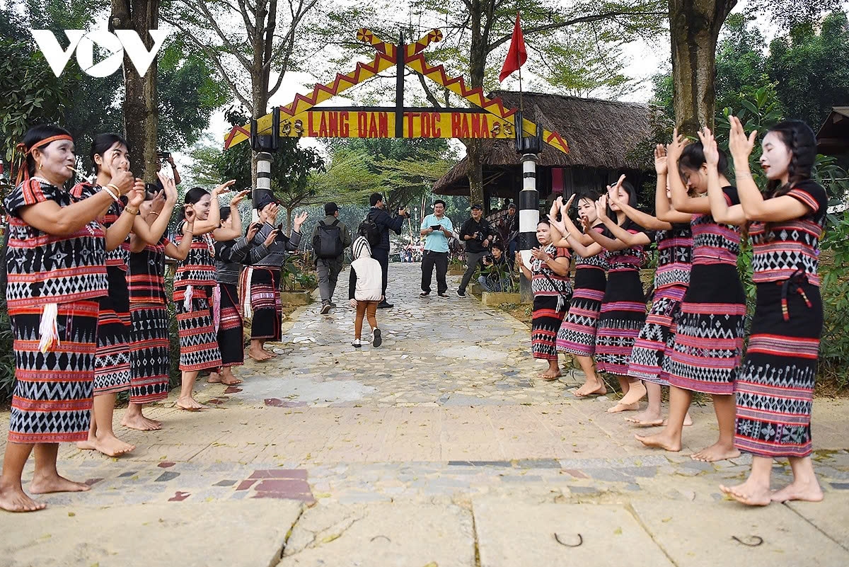 The re-enactment features ethnic minority residents who live and work in the village. In the photo is the wedding ceremony portraying a marriage between groom A Chuong and bride Dinh Thi Nha, with the bride’s family from the Ba Na ethnic group and the groom’s family from the Xo Dang ethnic group.