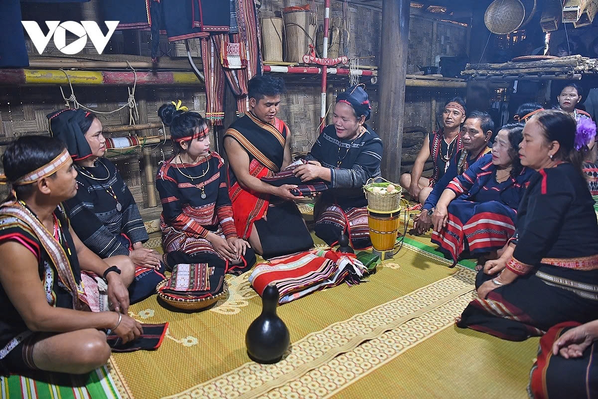 Representatives from the Ba Na and Xo Dang villages meet to discuss wedding gifts for the bride and groom.