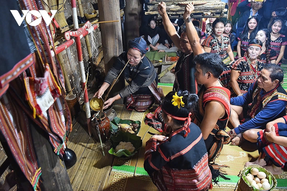 The bride's family warmly welcomes the groom and his family with lively sounds of Gongs and traditional Xoang dances.
