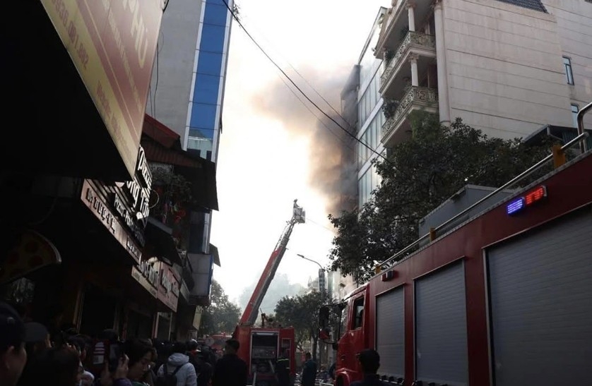 Firefighters use a ladder truck to rescue the trapped man