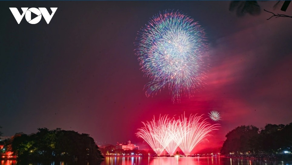 Fireworks light up Hanoi’s sky at the moment welcoming 2026