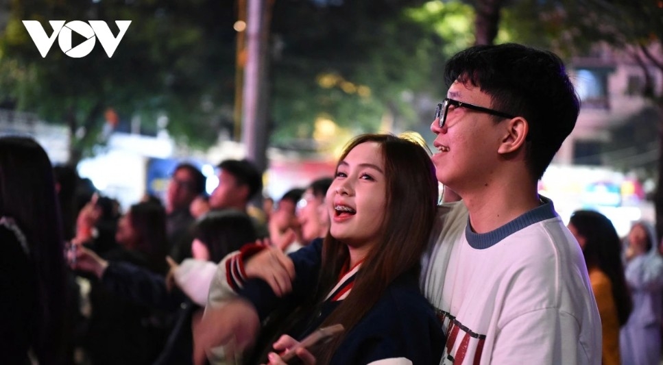 Residents watch the fireworks and share joy and emotions at the moment welcoming the New Year. The bursts of fireworks light up the sky, reflecting hopes for a year ahead marked by positive developments and stronger momentum in the national economy.