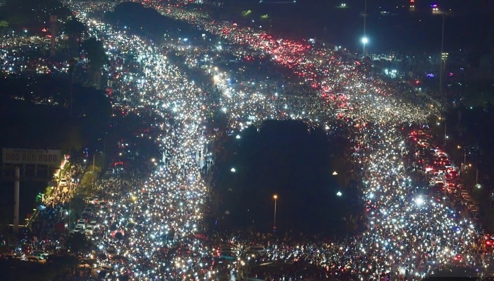 After midnight, many streets remain busy, highlighting the appeal of New Year celebrations and residents’ demand for festive activities during the New Year holiday.