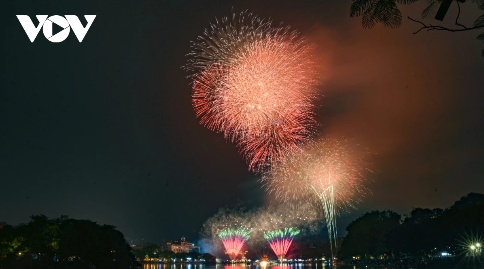 The fireworks display lasts 15 minutes, starting at 11:45 p.m. on December 31, 2025 and ending precisely at midnight on January 1, 2026. High-altitude fireworks bloom alongside low-level displays and pyrotechnic effects, lighting up multiple areas of the city.