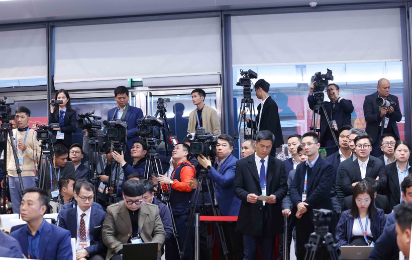 Domestic and foreign journalists cover the 14th National Party Congress (Photo: VNA)