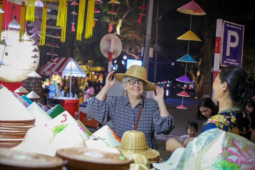 An international visitor delights in Vietnam’s traditional products while exploring Hanoi (Photo: VNA)