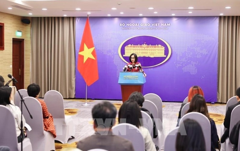 Foreign Ministry spokesperson Pham Thu Hang responds to reporters at the regular press briefing (Photo: VNA)