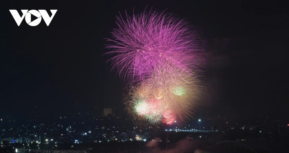 According to the Hanoi People’s Committee, the display uses 4,000 high-altitude fireworks, 360 low-altitude fireworks racks, along with pyrotechnic frames and flame jets.
