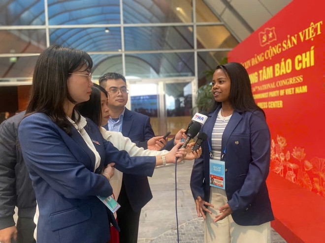 Wennys De Las Mercedes Diaz Ballag, a correspondent of Granma, talks to the press (Photo: VNA)