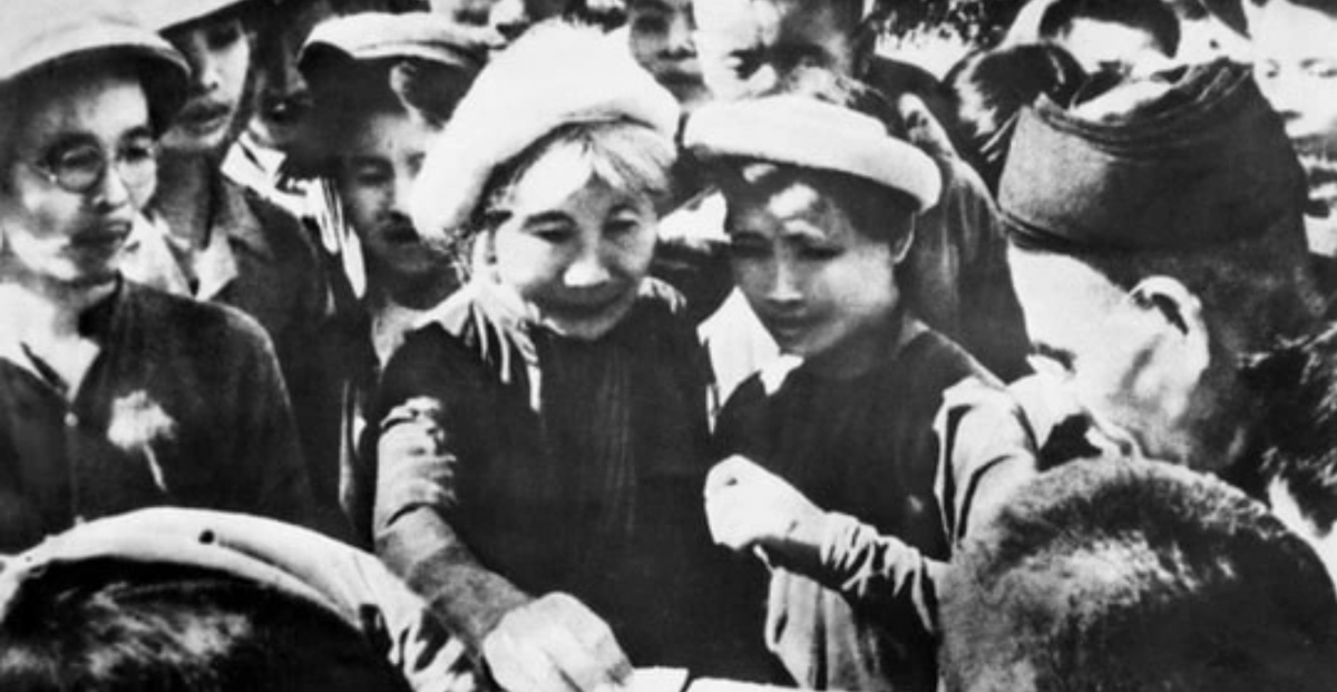 Eighty years ago, on January 6, 1946, Vietnamese people cast their ballots for the first time as citizens of an independent nation. Photo: Working people in the capital vote on the day of the first General Election. (Source: Quochoi.vn)