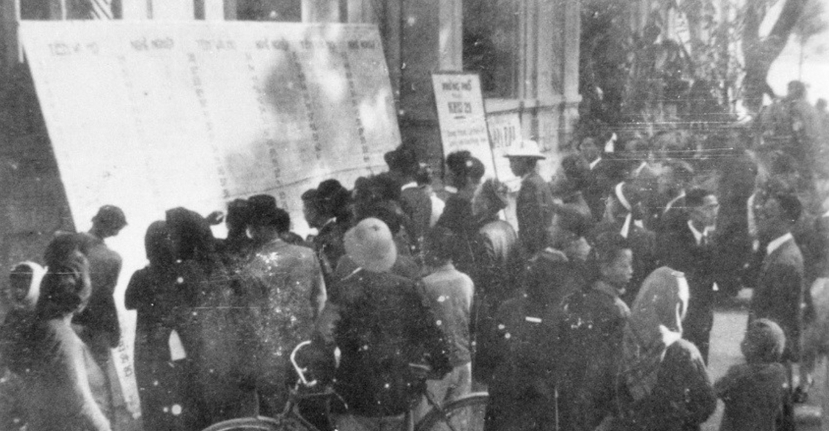 Voters in the capital review the list and biographies of National Assembly candidates. (Source: VNA archives)