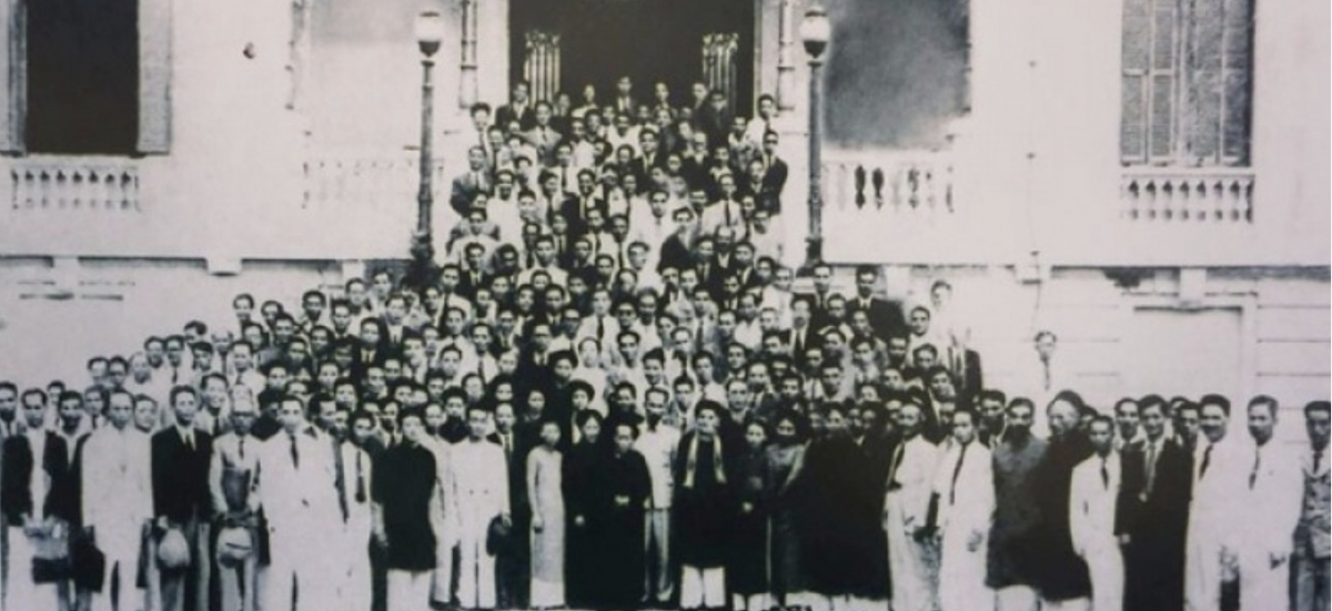 Vietnam’s first General Election in 1946 is successfully held nationwide, electing 333 National Assembly deputies from among thousands of candidates and nominees. Of these, 152 are from the North, 108 from the Central region and 73 from the South. Photo: President Ho Chi Minh poses for a photograph with deputies of the first National Assembly. (Source: Quochoi.vn)