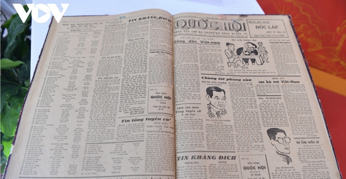 Beyond photographs, historical materials, particularly newspapers, convey the atmosphere of Vietnam’s first General Election. Photo: the newspaper Quoc hoi – Nhat bao chi ra, published during the first General Election, on display at the National Library of Vietnam.