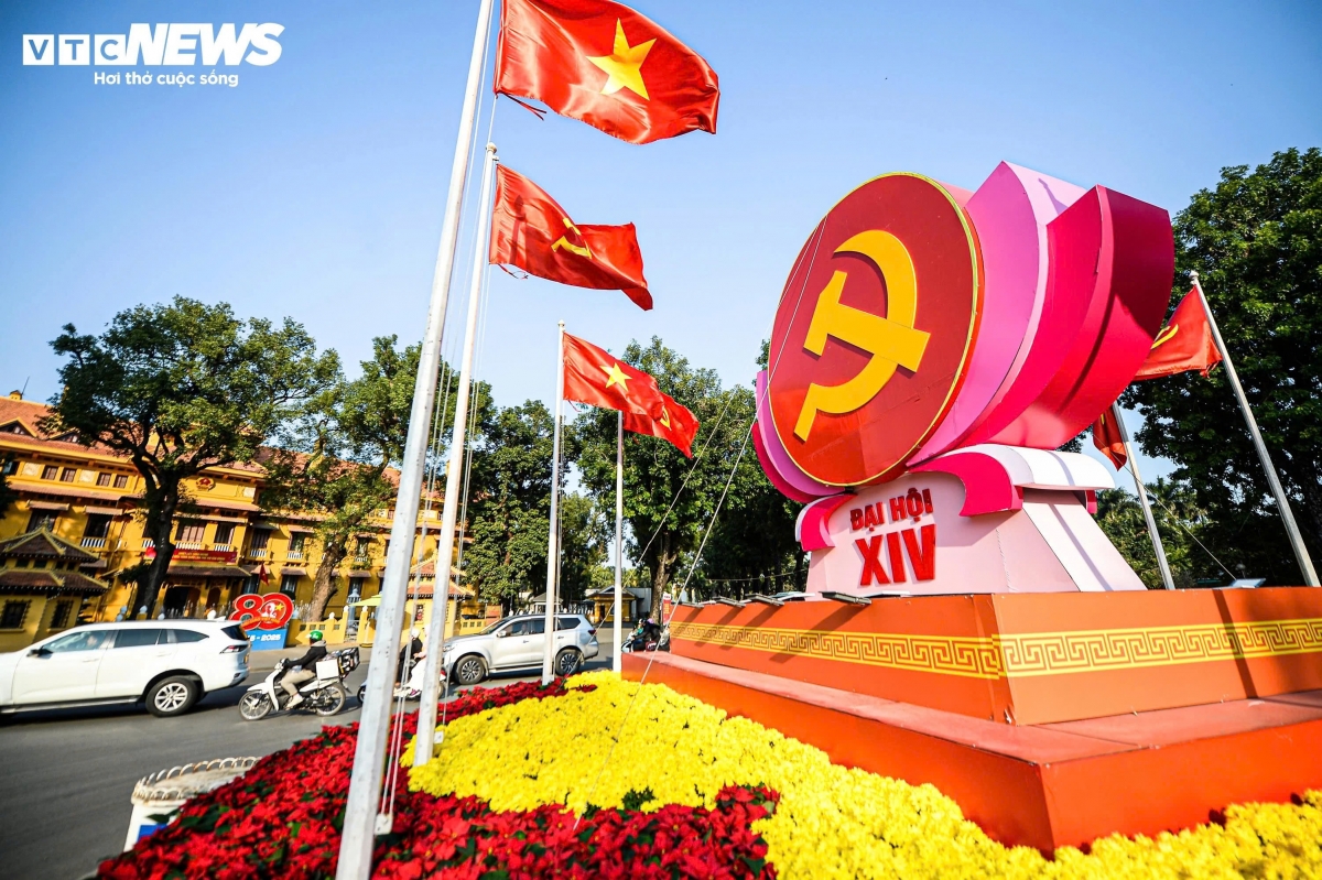 With just over 10 days to go until the 14th National Party Congress, scheduled for January 19-25, 2026, Hanoi is filled with red flags and flowers, creating a solemn yet upbeat atmosphere ahead of the major political event.
