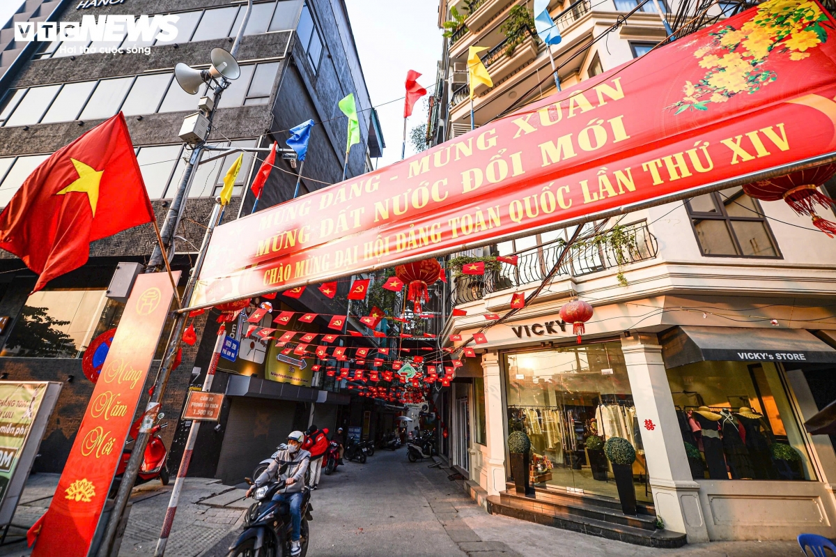 In a small alley off Kim Ma Street, national flags and floral decorations line the walkway, showing residents’ support for the 14th National Party Congress.