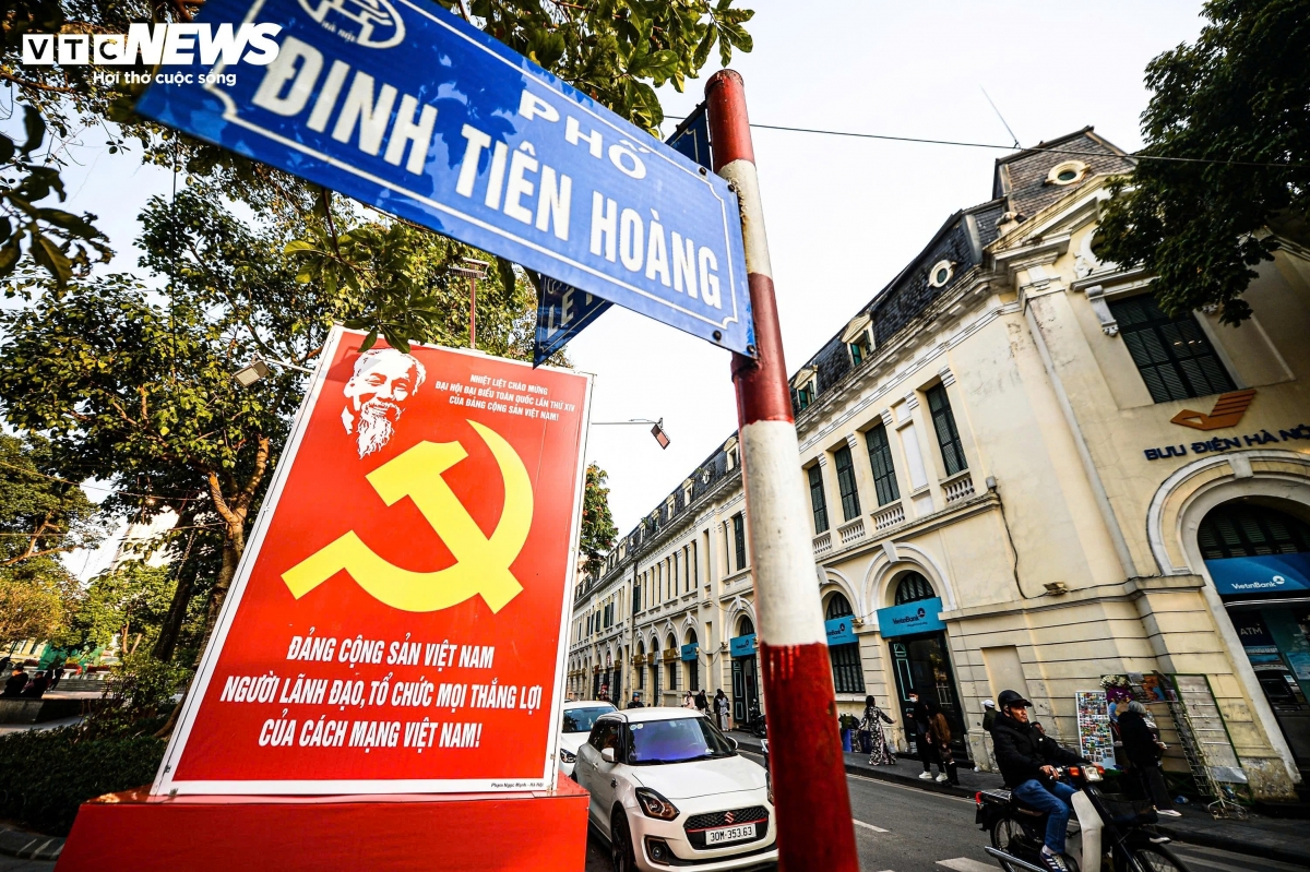 The urban setting bears clear political and cultural imprints, reflecting the steadfast confidence and high expectations of officials, Party members and people nationwide toward the 14th National Party Congress, a historic milestone opening a new development era for the country.