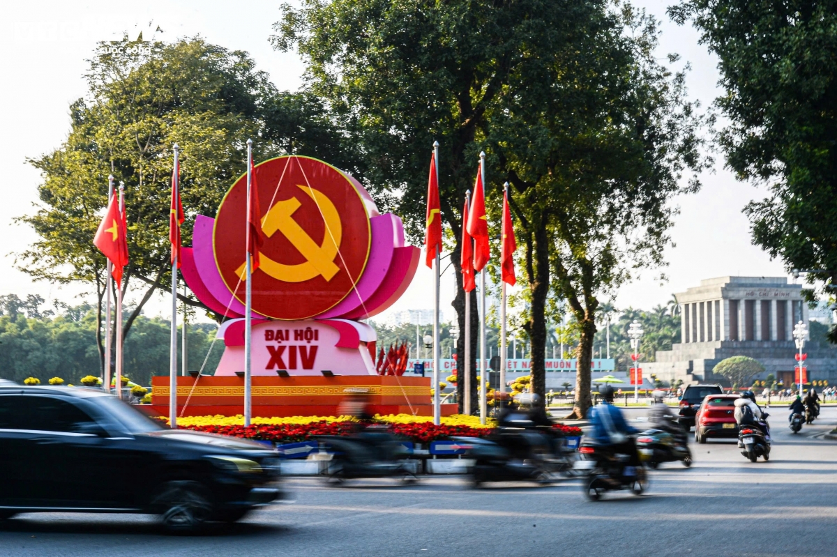 At the Dien Bien Phu-Doc Lap-Chu Van An intersection, the hammer-and-sickle emblem, along with Party and national flags, is placed in a prominent position to mark the 14th National Party Congress.