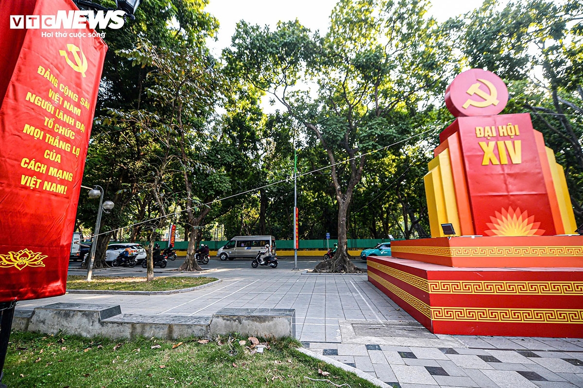 Flags, floral displays and celebratory panels are arranged in a coordinated layout at the Thanh Nien–Quan Thanh–Thuy Khue intersection, forming a clear visual focal point.
