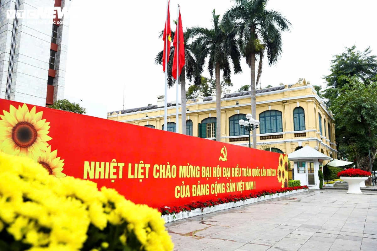 In the area around Hoan Kiem Lake, in front of the Hanoi People’s Committee headquarters, flags and panels are displayed to mark the 14th National Party Congress.