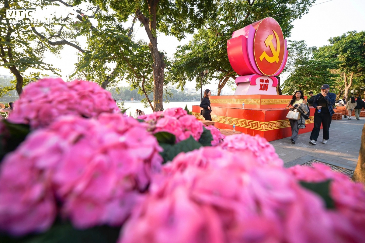 The area around Hoan Kiem Lake is filled with flags and floral displays welcoming the 14th National Party Congress.