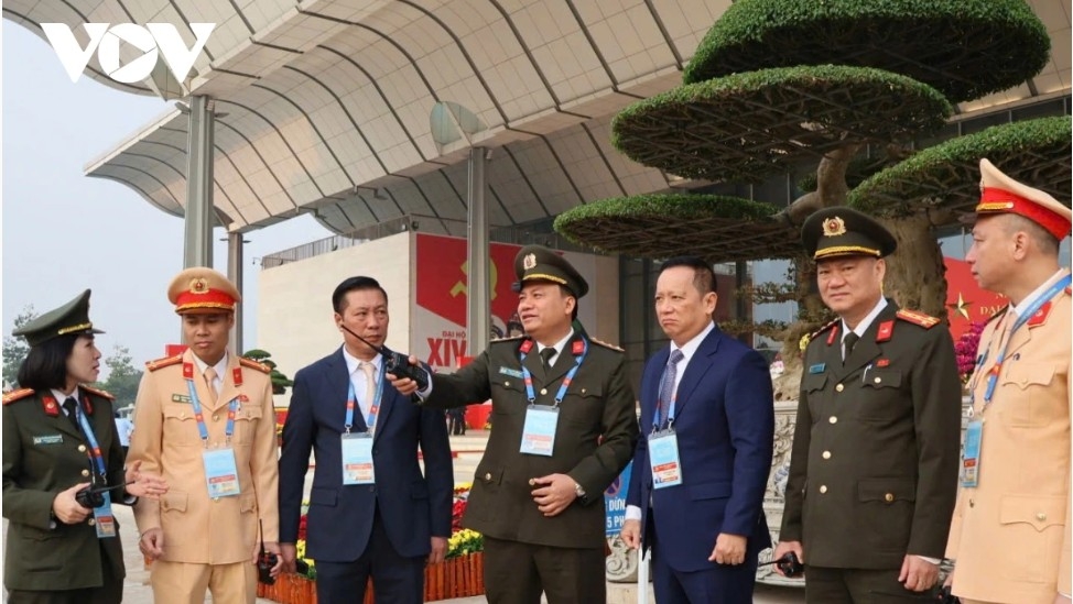 Colonel Nguyen Tien Dat, Deputy Director of the Hanoi Police (center), inspects on-duty arrangements at security checkpoints around the National Convention Center during a full-scale rehearsal of security plans for the 14th National Party Congress, on the morning of January 14.