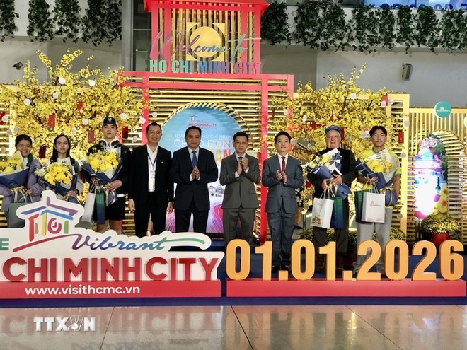 Passengers on flight QR974 from Qatar to Ho Chi Minh City on January 1, 2026 receive gifts from the organisers. (Photo: VNA)