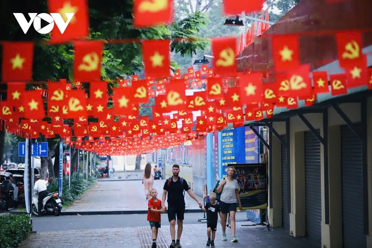 In recent days, streets in downtown Ho Chi Minh City have been lined with flags, flowers, banners and slogans ahead of the 14th National Congress of the Communist Party of Vietnam.