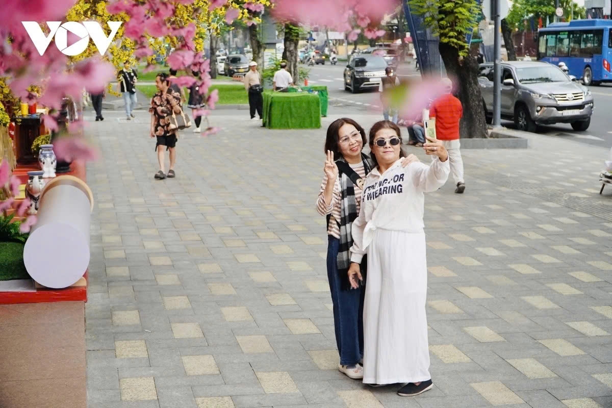 Decorations at shopping malls have drawn visitors who stop to take photos.
