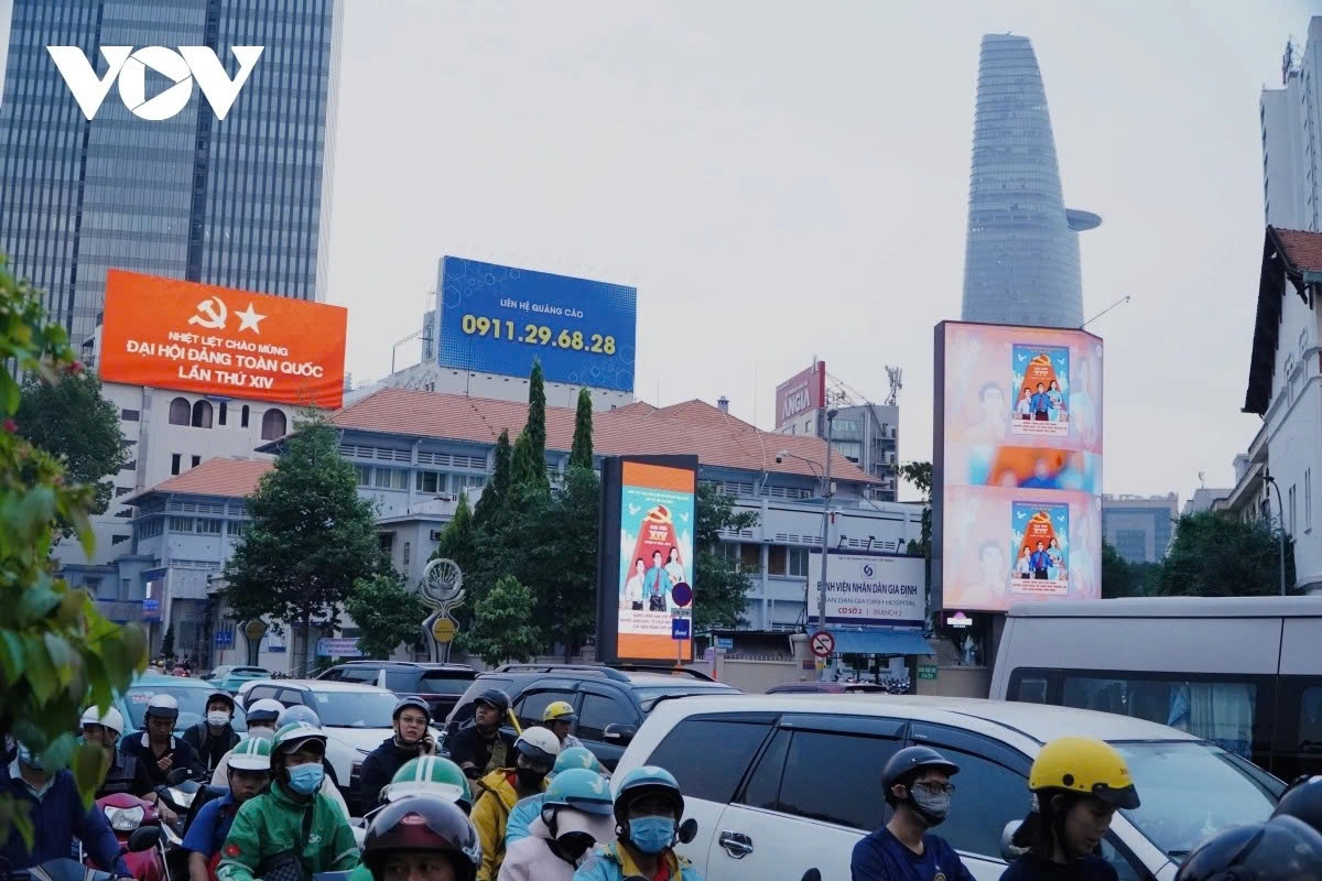 Images and symbols marking the Party Congress are also displayed on LED screens along Le Loi and Huynh Thuc Khang streets. 