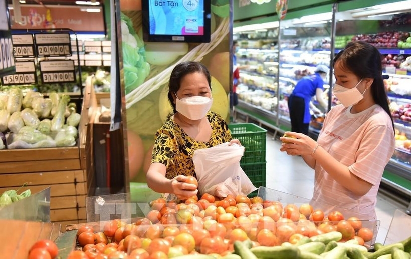Customers shop at a supermarket in Ho Chi Minh City (Photo: VNA)