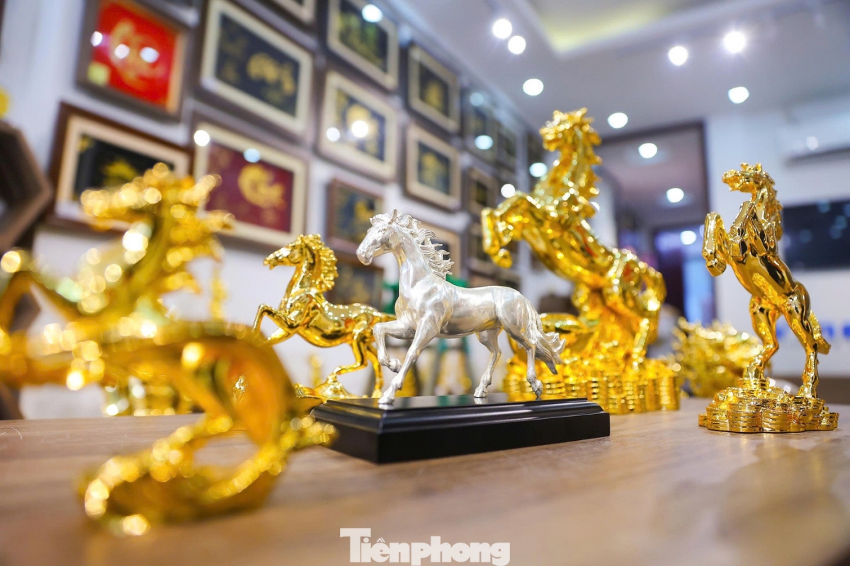 With the horse set to be the zodiac animal of the upcoming lunar year, 24-karat gold-plated horse figurines have been widely introduced to the market as meaningful Tet (Lunar New Year) gifts.