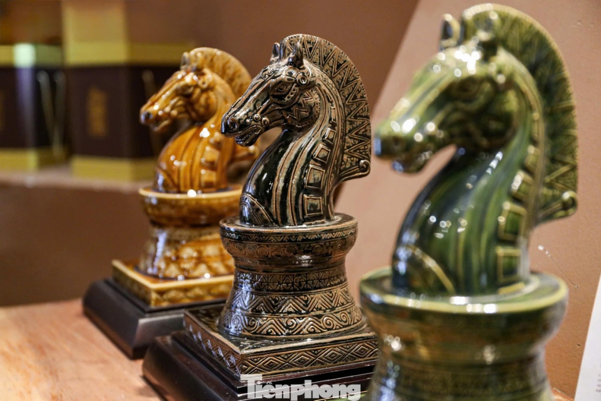 On the occasion of the Lunar New Year of the Horse, sculptor Bui Van Tu has launched a collection inspired by the image of the iron horse in the legend of Saint Gióng, a symbol of the aspirations and strength of the Vietnamese people.