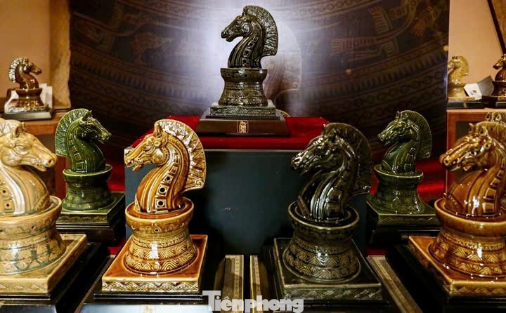 The iron horse figurines featuring patterns of Dong Son bronze drums represent a fusion of the history and the modernity.
