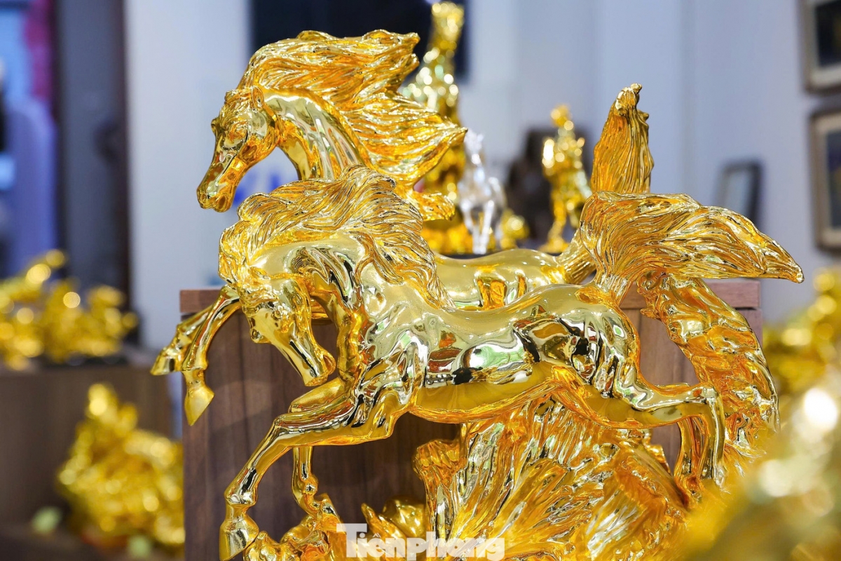 The practice of displaying and presenting zodiac animal figurines as Tet gifts is gaining popularity, reflecting the belief that such symbols bring luck and prosperity to their owners.