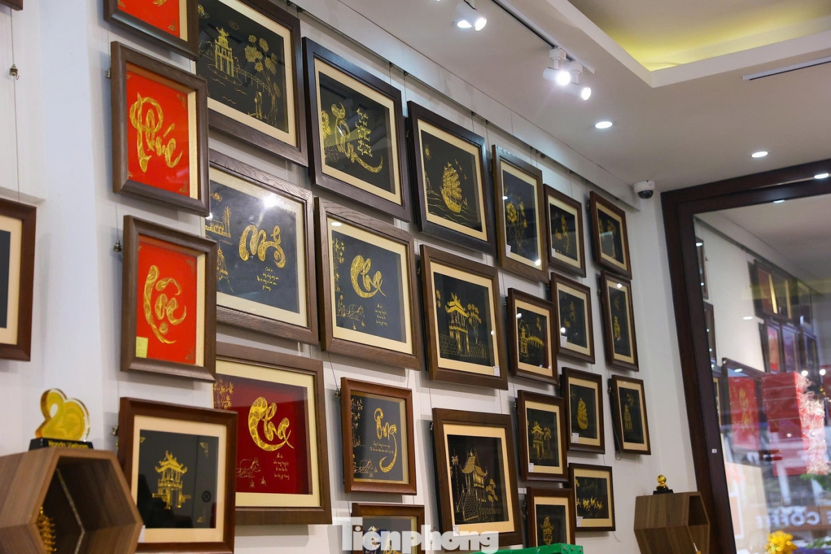 Apart from 24K gold-plated mascots, gold-leaf paintings featuring the 12 zodiac animals also attract strong interest from customers during Tet. In addition, gold-plated calligraphic letters and feng shui items are displayed and sold at high-end gift shops.