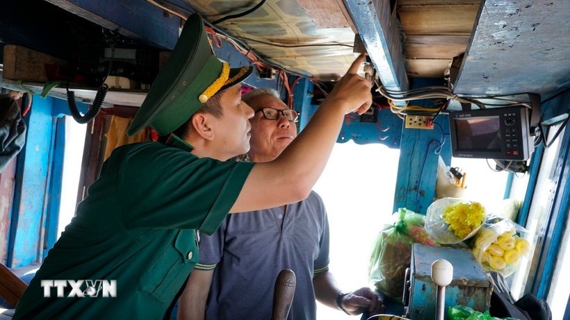 Border guards in Gia Lai inspect the installation of vessel monitoring system on a fishing vessel.